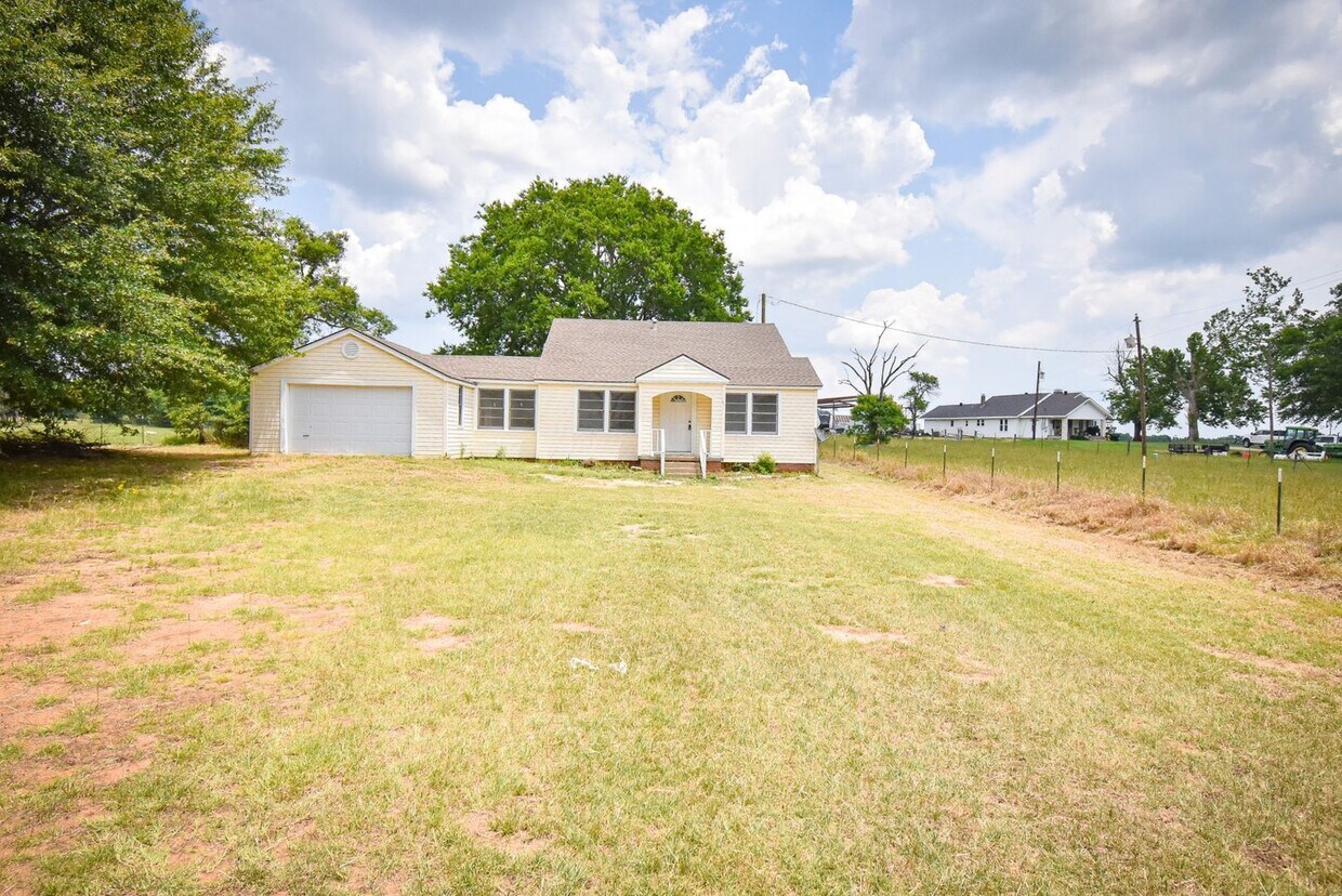 Foto principal - 2 Bedroom 1 Bath On Acreage in Lindale ISD!