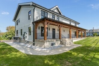 Building Photo - 535 St James Ave