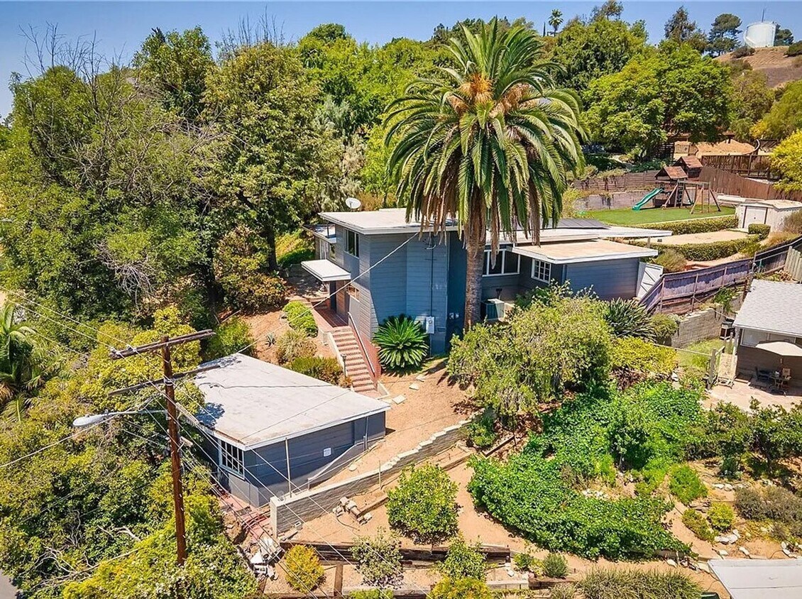 Primary Photo - Gorgeous 3 bd 2 ba + Den Single Family hom...