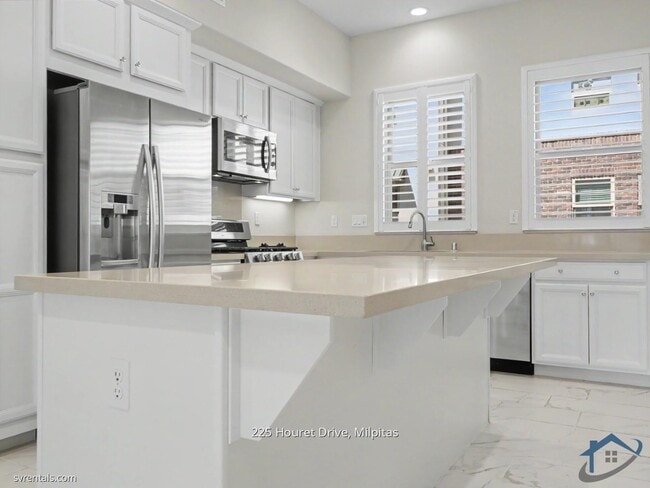 Building Photo - 225 Houret Dr