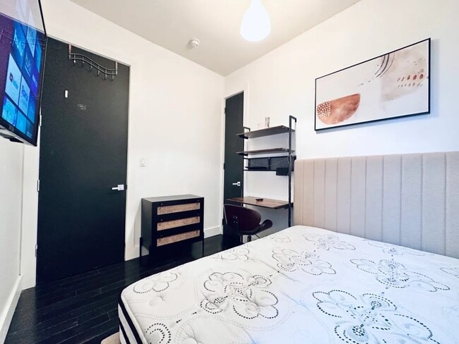 Building Photo - Furnished room/NOT APARTMENT