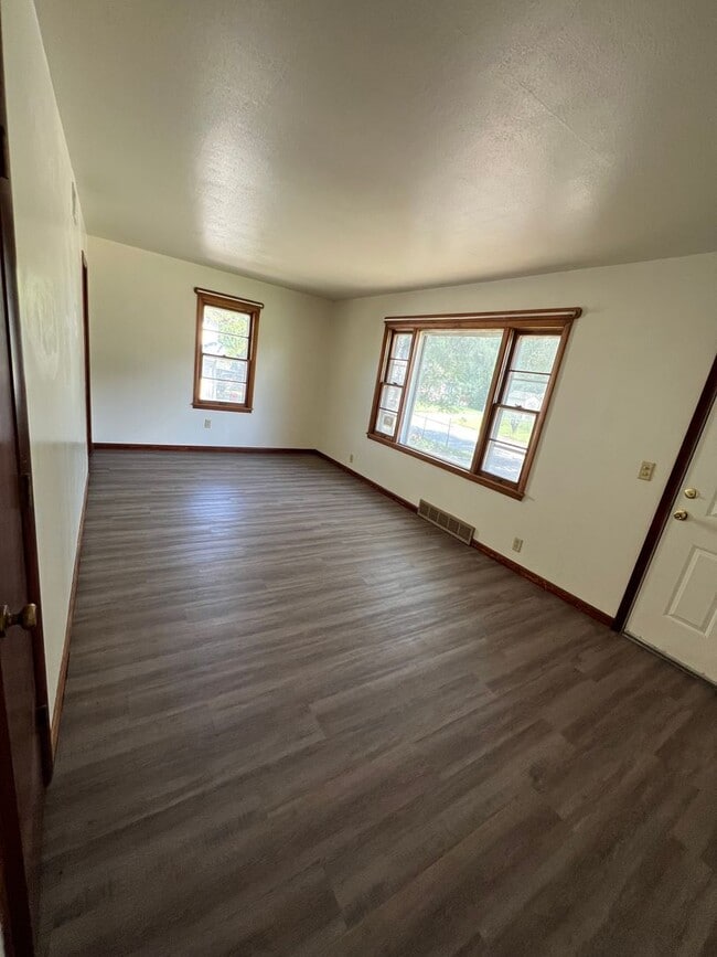 Building Photo - 4 bedroom, 2 full bath, with 2 family rooms