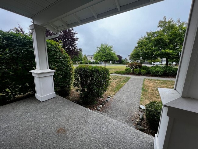 Building Photo - DuPont 2365 SF 3 bedroom plus loft home.