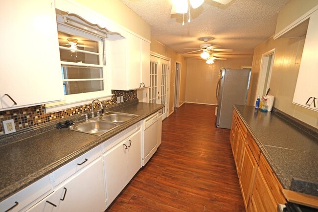 Building Photo - 1106 S Strong Blvd