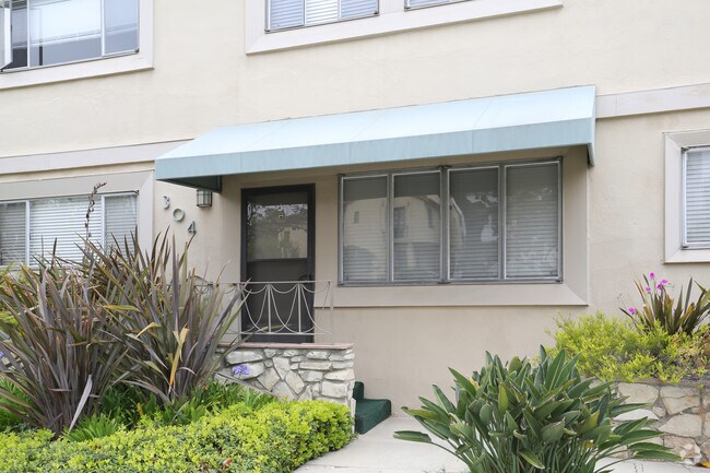 Building Photo - 304 S Doheny Dr