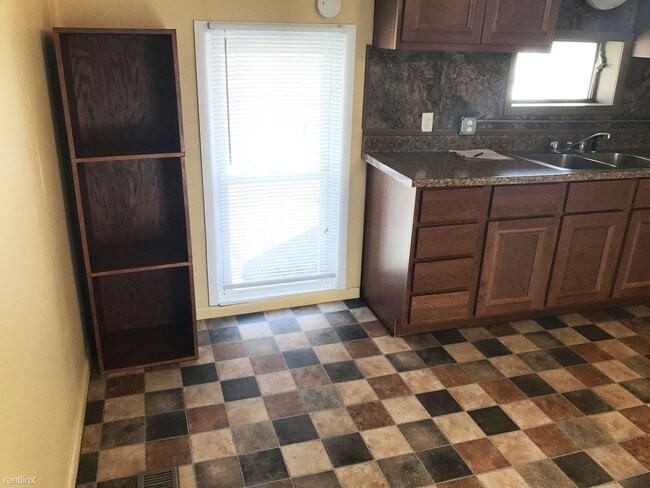 Building Photo - 1 br, 1 bath Apartment - 209 E Spruce St
