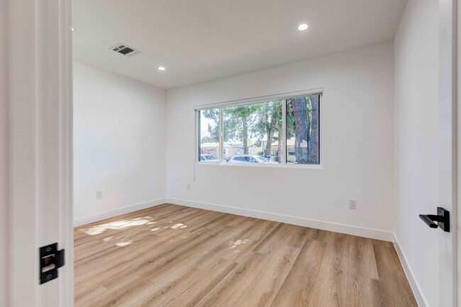 Building Photo - 1613 N Niagara St