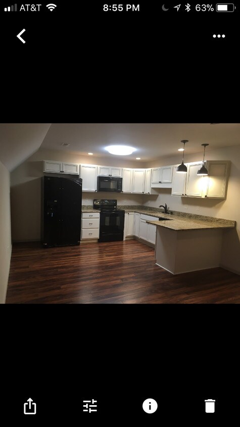 Counter bar can be kitchen table - 1851 Broadway St