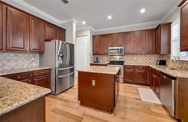 Building Photo - ***STUNNING FURNISHED/ UNFURNISHED ANNUAL*...