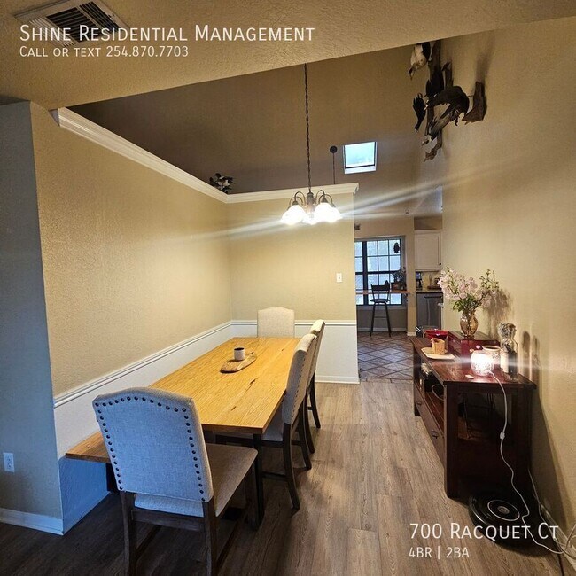 Building Photo - 700 Racquet Ct