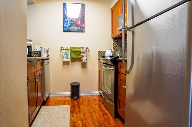 Foto del edificio - 7060 N Holiday Dr
