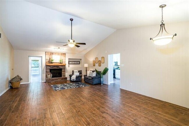 Building Photo - 5100 Hilltop Ct