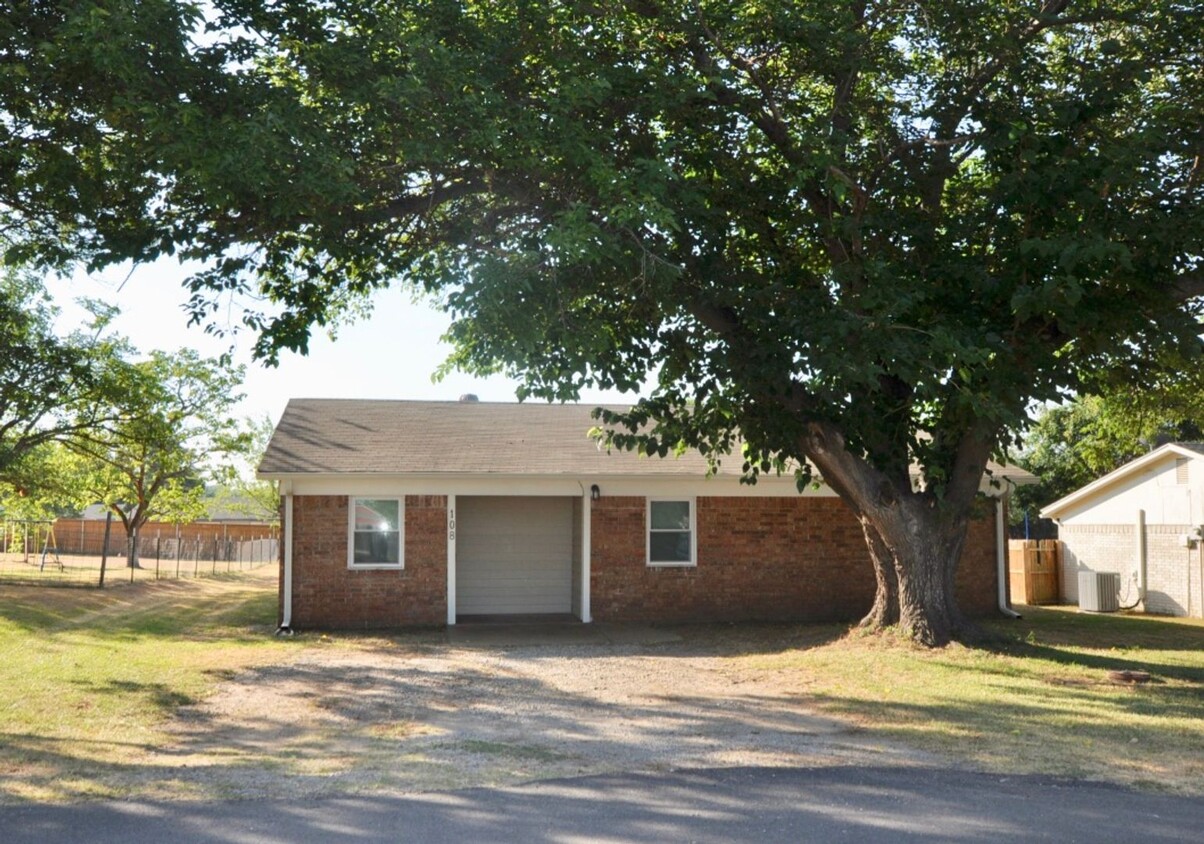 Primary Photo - COMING SOON - FOR LEASE! Cute 2 BR - 1 BA ...