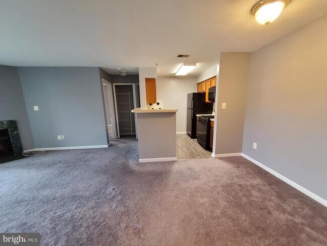 Building Photo - 8911 Town Center Cir