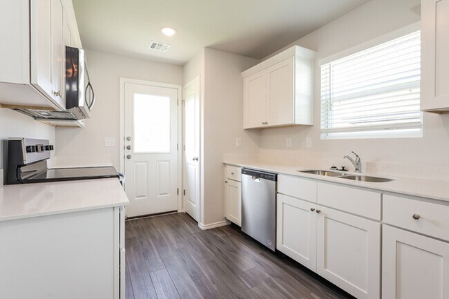 Foto del edificio - 2400 Rosewood Ln