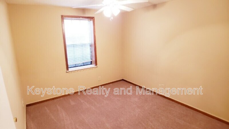 Building Photo - 706-J Peachers Drive