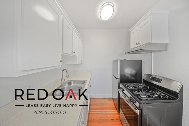 Building Photo - Charming Studio with a Lovely Exposed Bric...