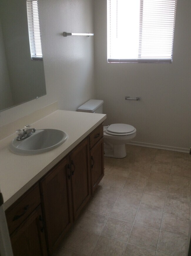 Bathroom (#1) - 733 Euclid Ave
