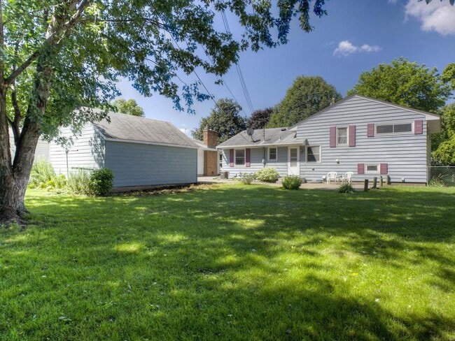 Building Photo - $500 Off 1st Month's Rent - 4 Bedroom Hous...