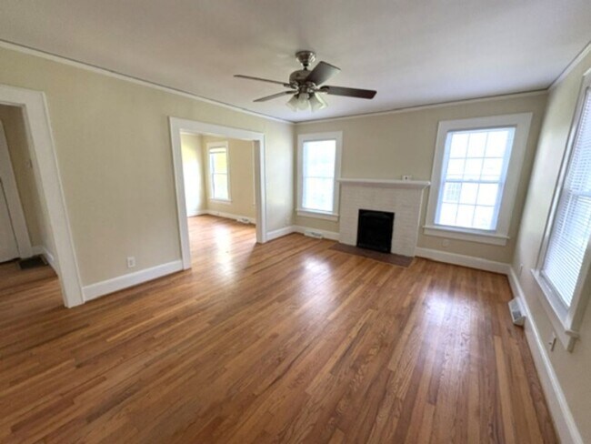 Foto del edificio - Newly Renovated - Large Backyard - 2/2 House!!