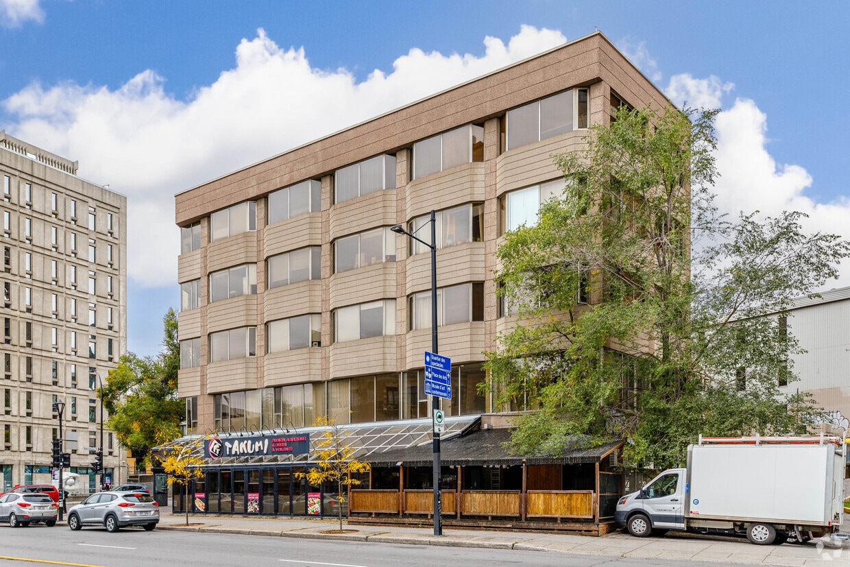 Building Photo - 405 Sherbrooke E