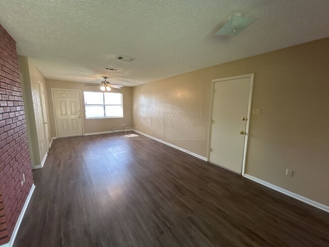 Building Photo - 607 Spoke Dr