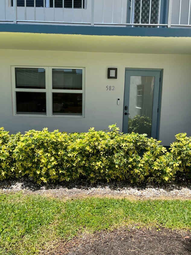 582 Burgundy N, Delray Beach, FL 33484 Condo for Rent in Delray Beach