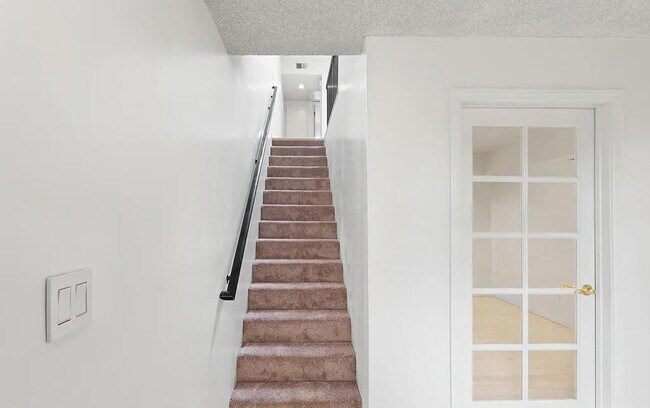 Foto del edificio - 137 N Oak Knoll Ave