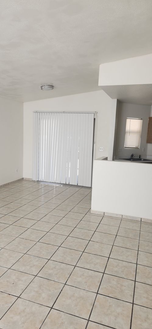 Building Photo - Beautifully Renovated 3 Bedroom- A/C- All ...