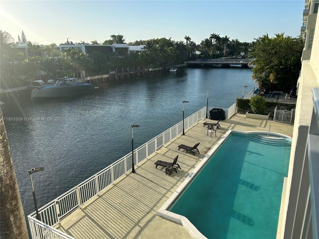 Building Photo - 9500 W Bay Harbor Dr
