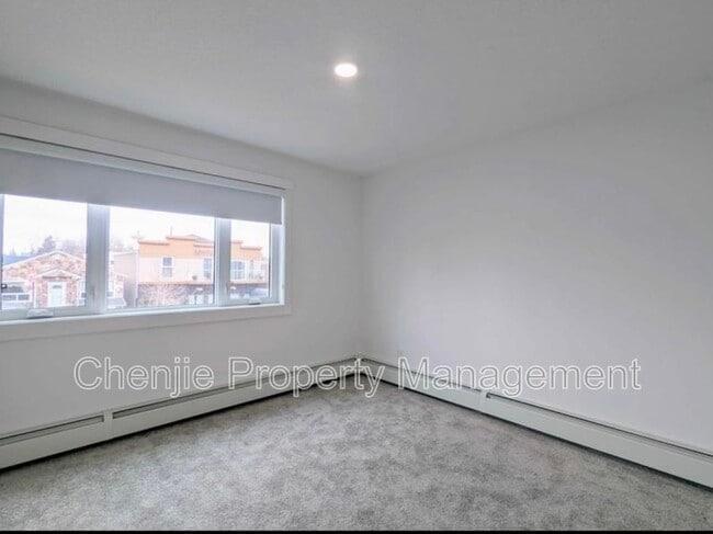 Building Photo - 10882 98 St NW