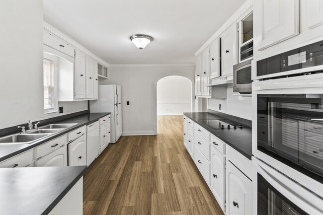 Building Photo - 2112 Leon Dr