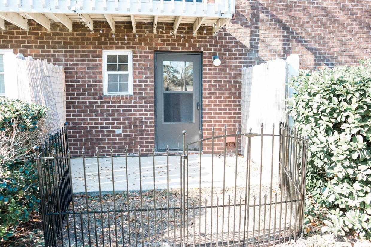 Primary Photo - 21 Rivers Point Row