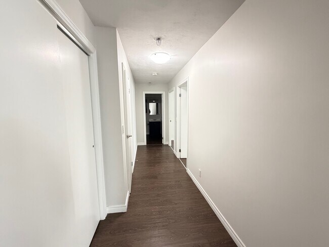 Building Photo - 20 Bradmon Dr