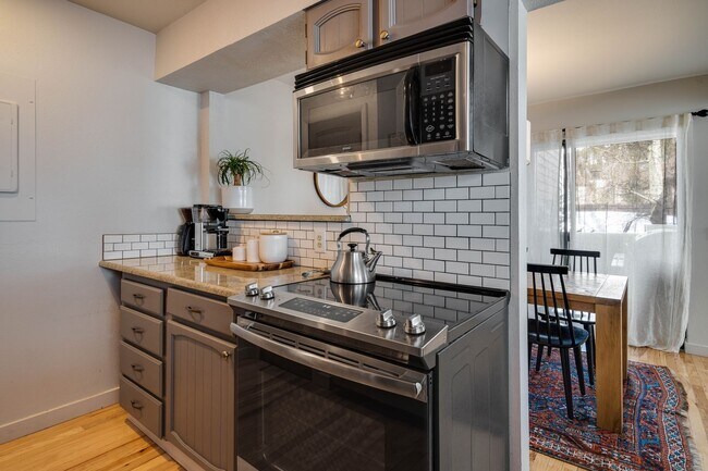 Building Photo - 2 bedroom plus den!  In town! Great natura...