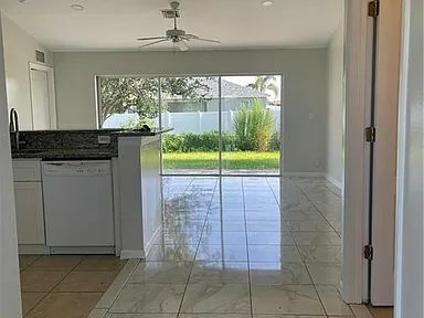 Foto del edificio - 221 Kismet Pkwy E
