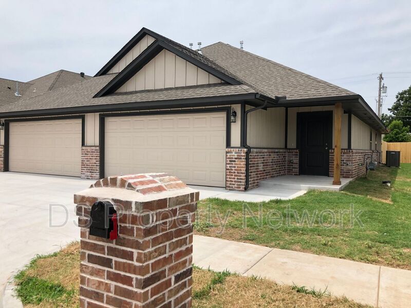 Primary Photo - 5213 Oakwood Villas Ct