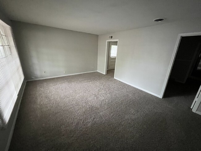 Building Photo - 1136 Railton - Available Now!