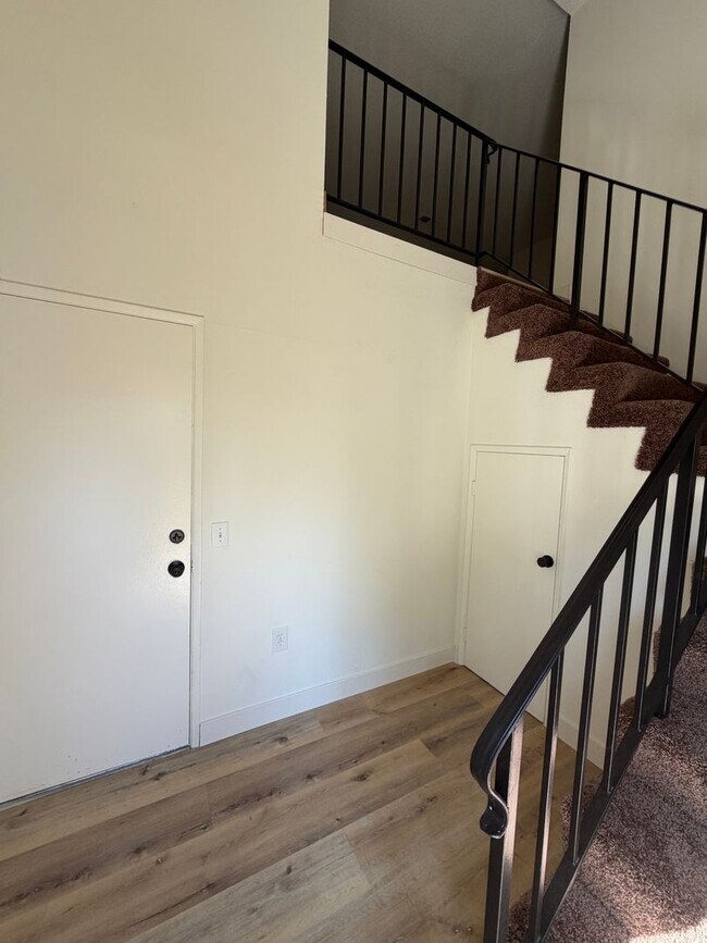 Building Photo - 242 Grayson Way