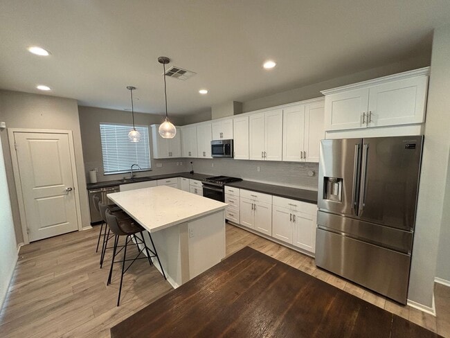 Foto del edificio - Spacious 3-Bedroom Home with Community Ame...