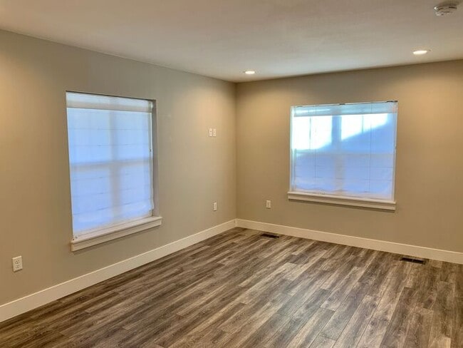 Building Photo - Stunning 3bd, 2ba Home Close To Downtown L...