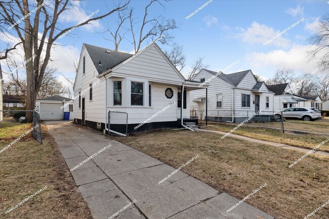 Building Photo - Completely Renovated 3-Bedroom Bungalow in...