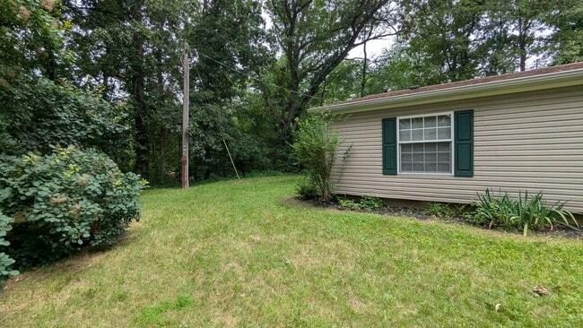 Building Photo - Newly renovated gem located at Earl Lake i...