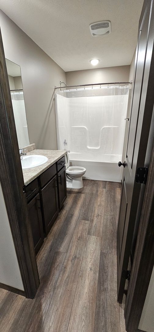 Foto del edificio - 2-bedroom, 1 bathroom apartment with 2 car attached garage