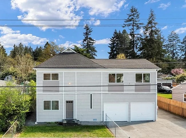 Foto del edificio - Remodeled 2BR w/ Garage, Fenced Yard & Stainless Steel Appliances