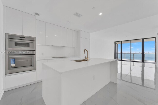Foto del edificio - 700 NE 24th St