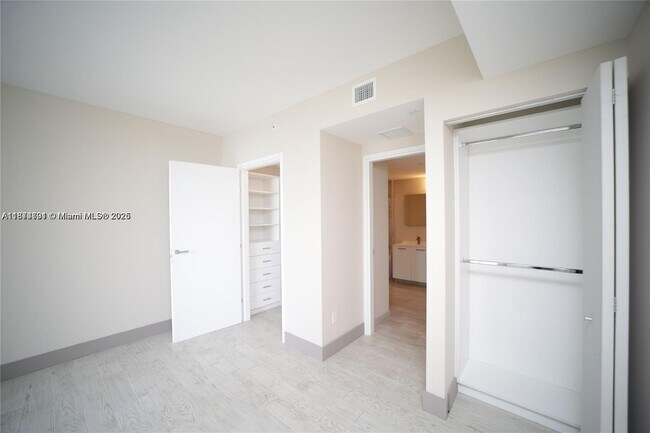 Building Photo - 1300 Brickell Bay Dr