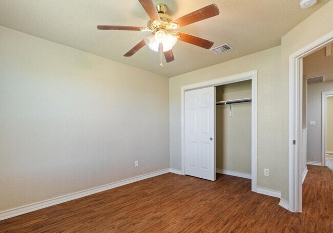 Foto del edificio - Spacious 3 bedroom 2.5 Bath Duplex in Gate...