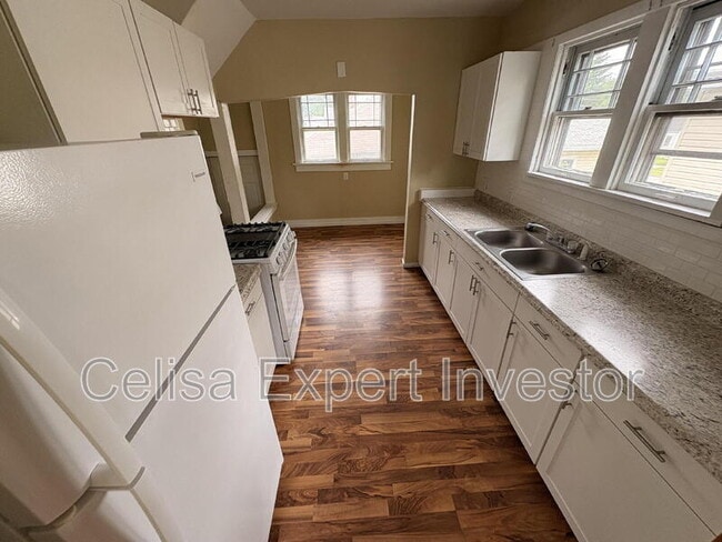 Building Photo - 644 Greenlawn Ave