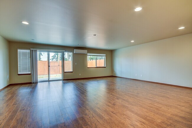 Foto del edificio - 3 Bedroom Townhouse Steps from Fort Nugent...